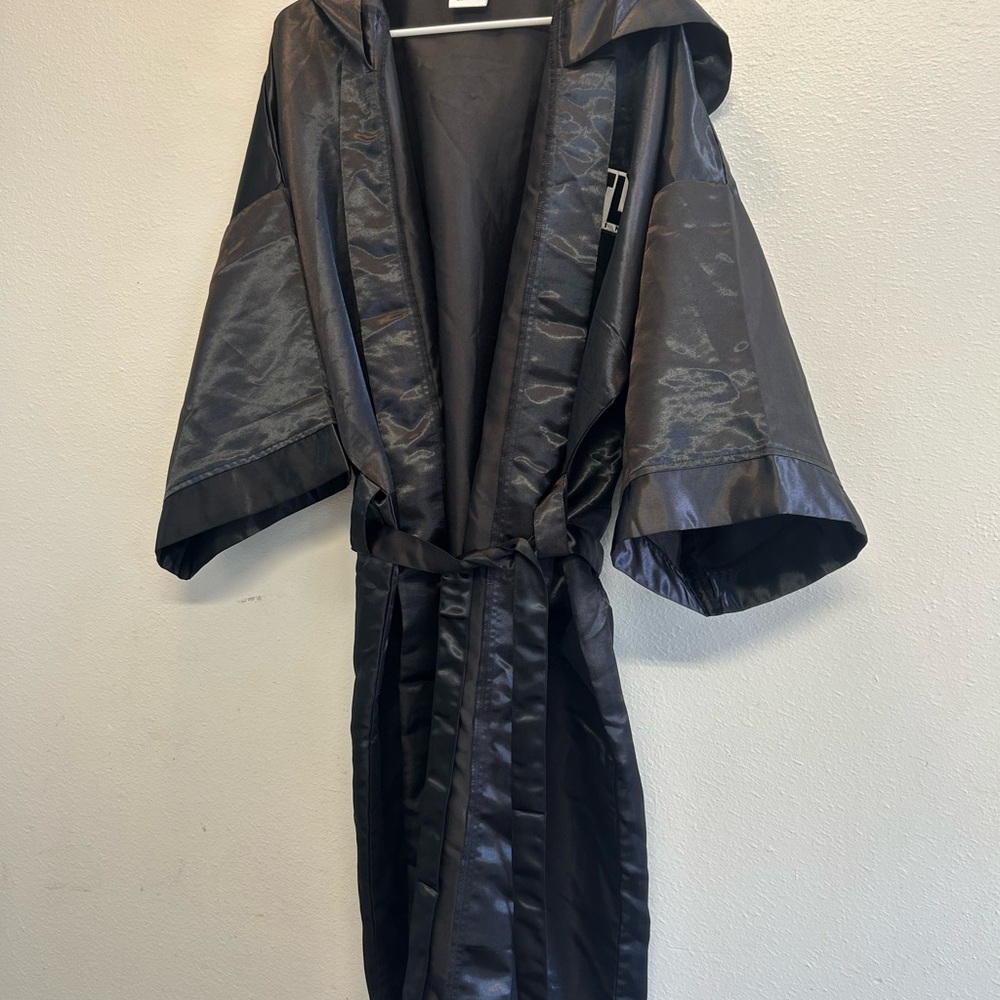 🥊 Black TITLE Boxing Robe 🥊 - Picture 2 of 7